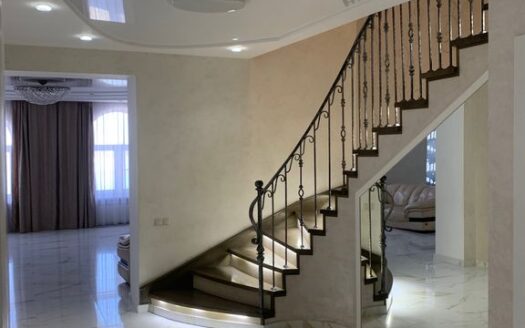 4-к. квартира, 255 м², 5/6 эт. проспект Губернатора Анатолия Гужвина, 3