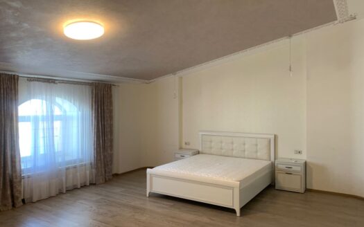 4-к. квартира, 255 м², 5/6 эт. проспект Губернатора Анатолия Гужвина, 3